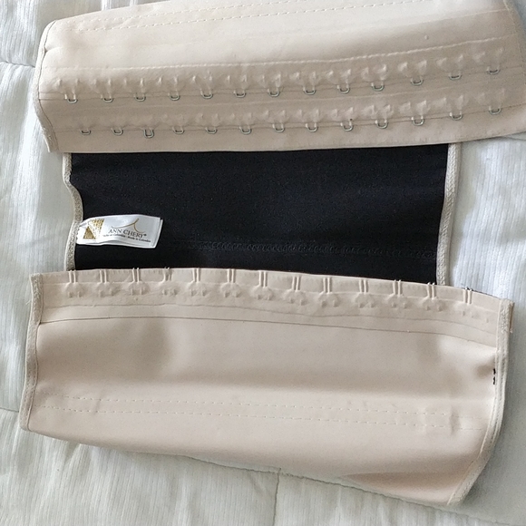 Latex waist cincher - Picture 2 of 3